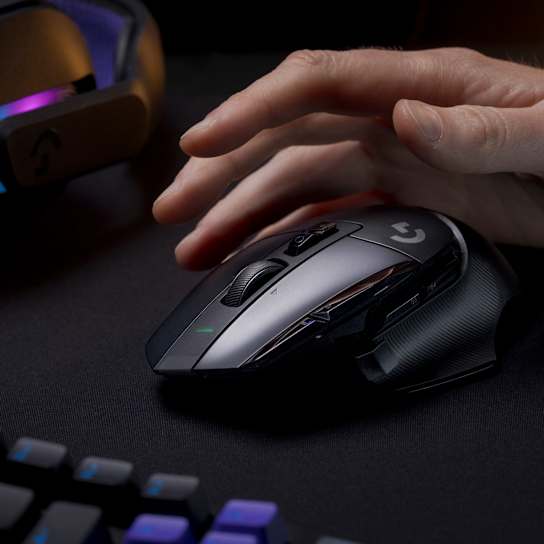 Logitech G502 X LIGHTSPEED dalam foto setup resmi produsen
